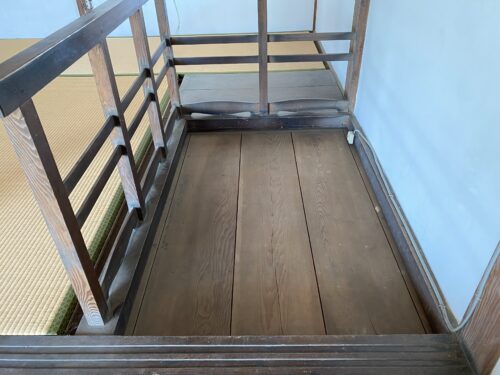 屋根裏階段（閉）